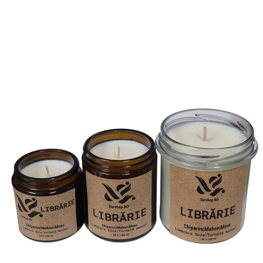 Lumânare naturală din ceară de soia Librărie, cu aromă caldă și relaxantă, perfectă pentru serile cozy de citit și decorul de toamnă.