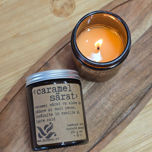 Lumânare soia cu parfum de caramel sărat cu alune de pădure și nuci pecan învăluite în vanilie și lapte cald