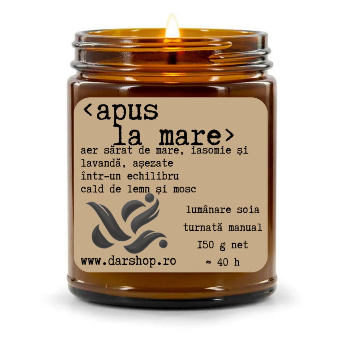 lumanare cu parfum de aer sărat de mare, iasomie și lavandă, așezate într-un echilibru cald de lemn și mosc.