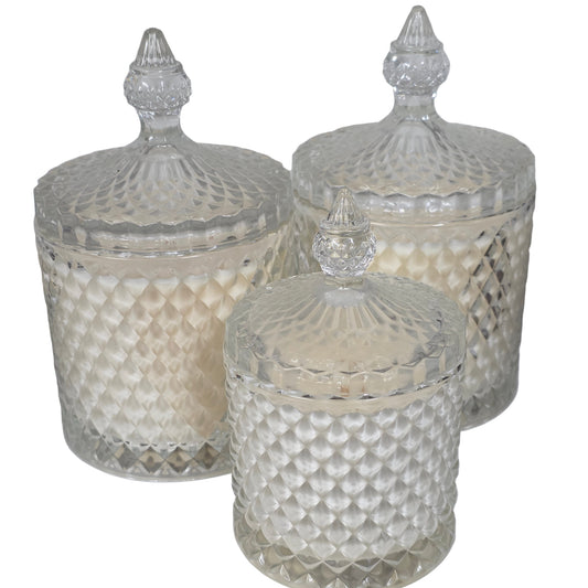 Lumânări parfumate din ceară de soia în bomboniere elegante cu capac.