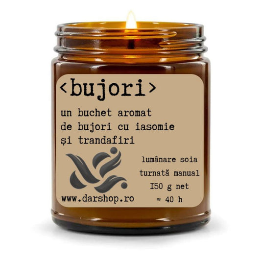 o lumanare ca un buchet de bujori înfloriți cu iasomie și trandafiri prospeți