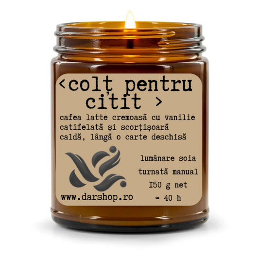 lumanare soia cafea latte cremoasă cu vanilie catifelată și scorțișoară caldă, lângă o carte deschisă