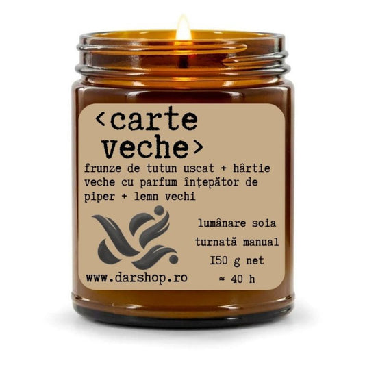 lumanare cu parfum de hârtie veche îngălbenită de timp și povești, pătată de tutun și învăluită într-un parfum înțepător