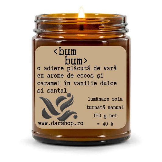 Bum Bum este o lumânare parfumată handmade din ceară naturală de soia, inspirată de celebra cremă braziliană, creată pentru momente de răsfăț senzorial și atmosferă tropicală decadentă.