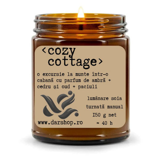 Lumânare naturală din ceară de soia, cu aromă caldă Cozy Cottage, perfectă pentru serile liniștite de toamnă. Realizată manual, oferă o atmosferă plăcută și relaxantă.