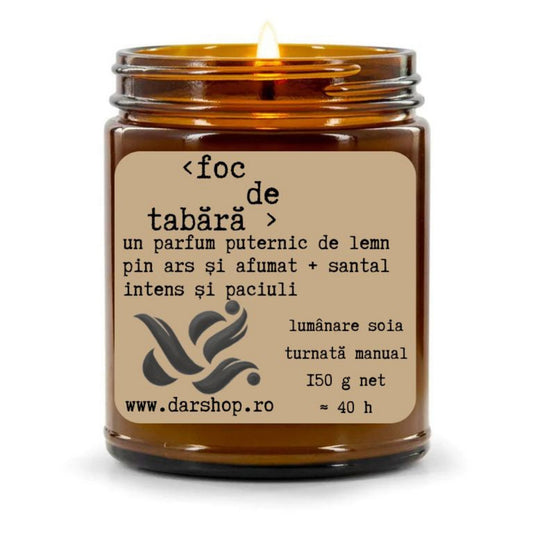 Lumânare parfumată Foc de Tabără din ceară naturală de soia, cu note de pin, bergamotă, lemn ars, paciuli și lemn de santal, turnată manual.