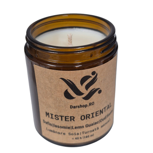 Lumânare parfumată “Mister Oriental” – arome exotice de rodie neagră, iasomie și lemn de santal, în borcan ambra.