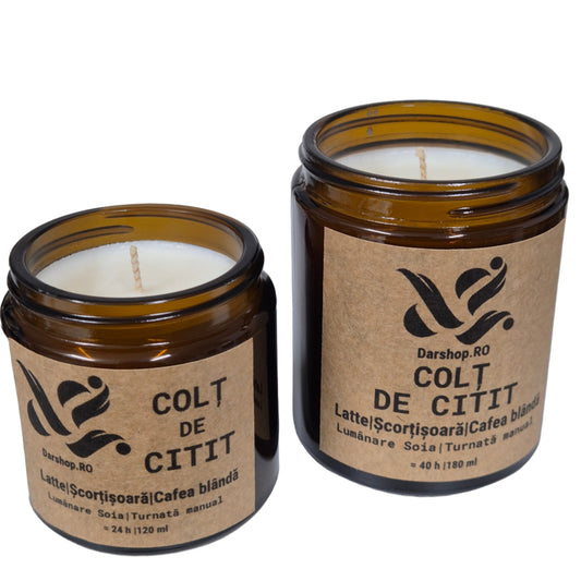 Lumânare naturală din ceară de soia Colț de Citit, cu aromă relaxantă de cafea, perfectă pentru serile liniștite cu o carte bună.