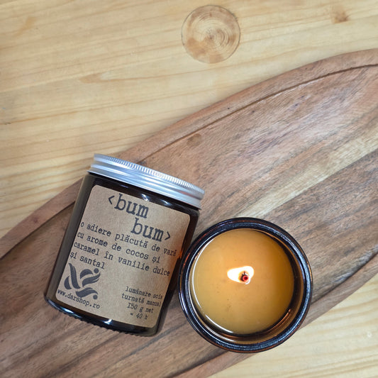 Lumanare cu parfum ca o adiere plăcută de vară cu arome de cocos și caramel sărat și santal