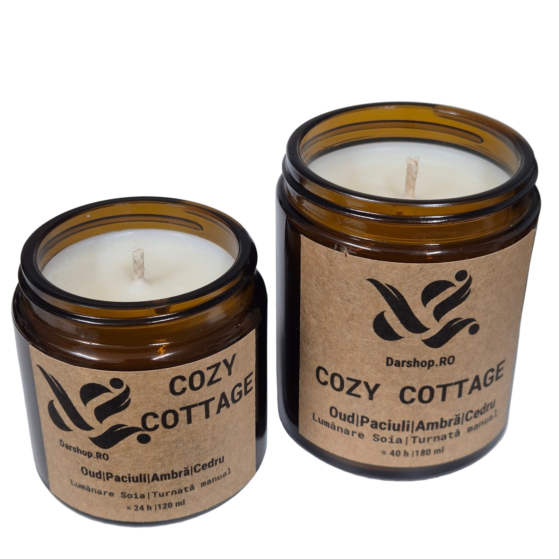 Lumânare naturală din ceară de soia, cu aromă caldă Cozy Cottage, perfectă pentru serile liniștite de toamnă. Realizată manual, oferă o atmosferă plăcută și relaxantă.