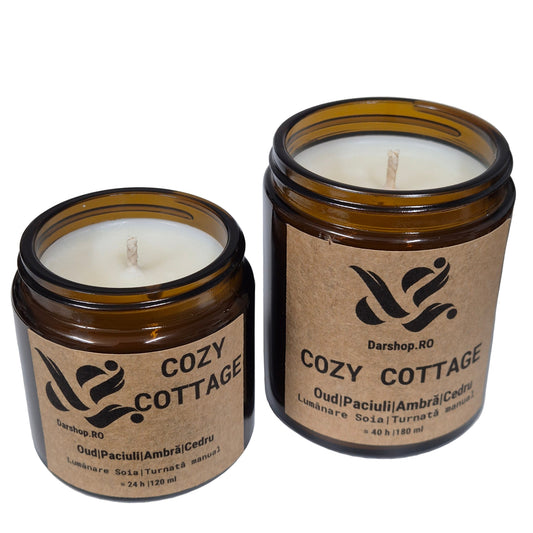Lumânare naturală din ceară de soia, cu aromă caldă Cozy Cottage, perfectă pentru serile liniștite de toamnă. Realizată manual, oferă o atmosferă plăcută și relaxantă.