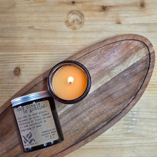 Lumânare parfumată din ceară de soia După Ploaie, cu parfum floral și verde de iederă, crin, lăcrămioare, ylang-ylang și mosc.
