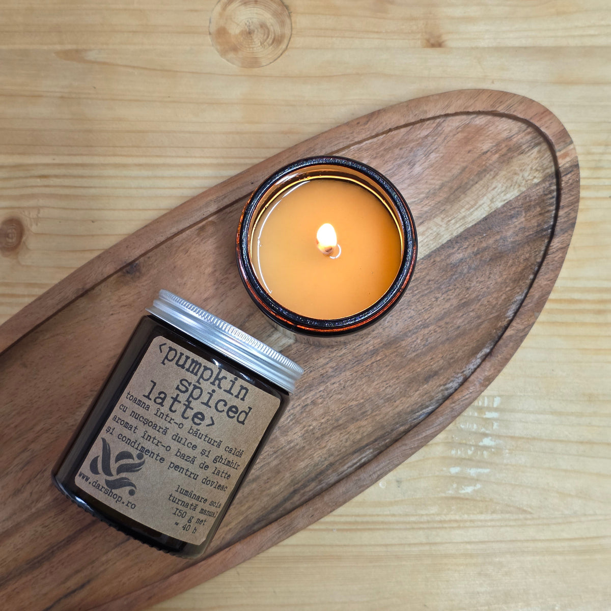 Lumânare cu parfum ca o băutură caldă cu nucșoară dulce și ghimbir, pumpkin spiced latte