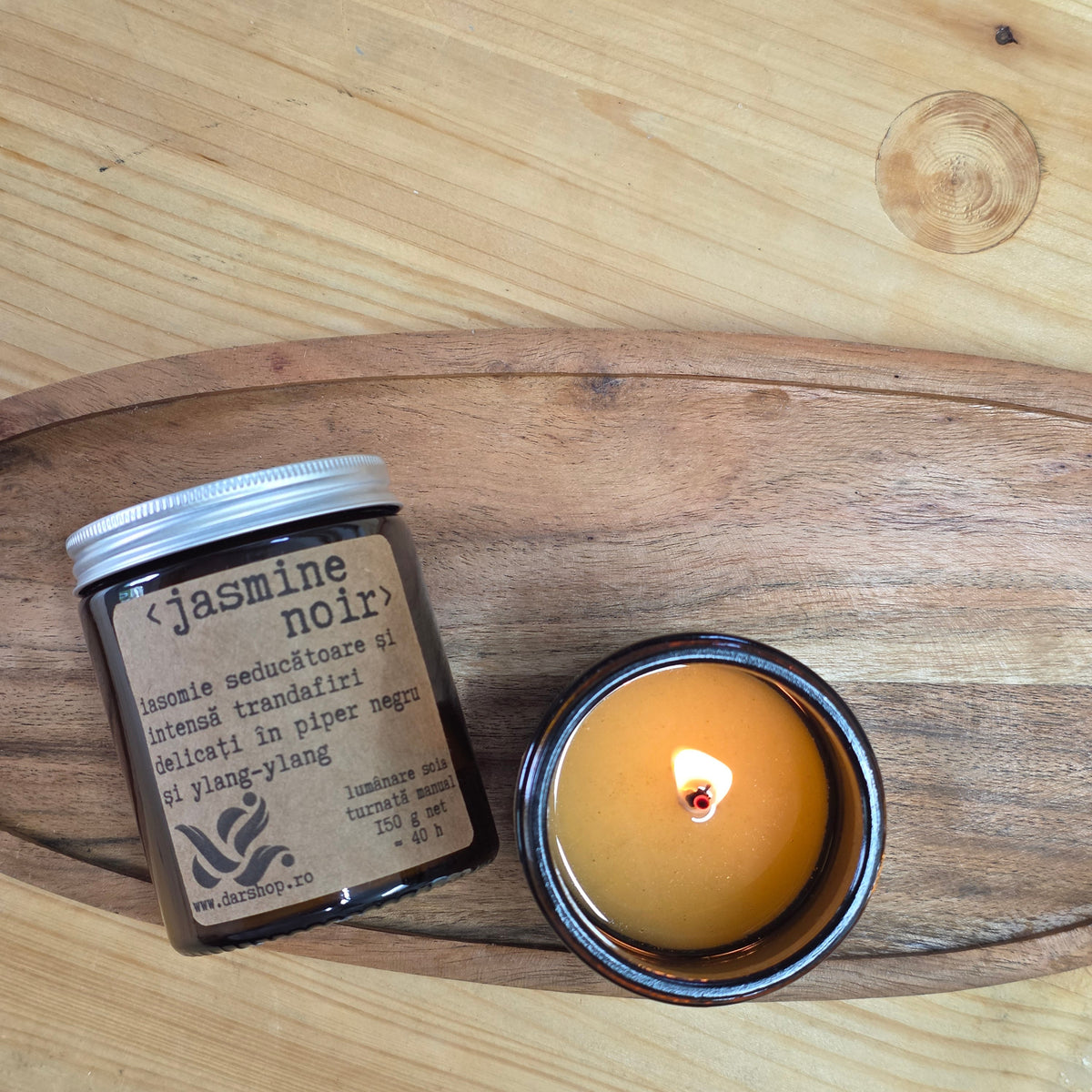 Lumânare  parfumată soia cu iasomie seducătoare și intensă, trandafiri delicați în piper negru și ylang-ylang