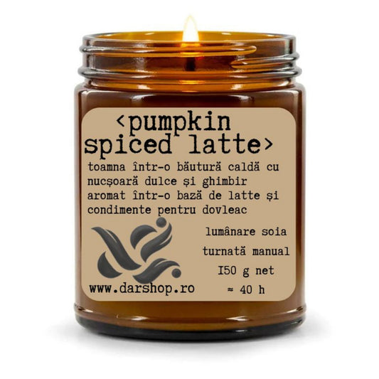 Lumânare parfumată Pumpkin Spiced Latte din ceară naturală de soia, cu note de dovleac, caramel, ghimbir, nucșoară, vanilie și lapte, turnată manual.
