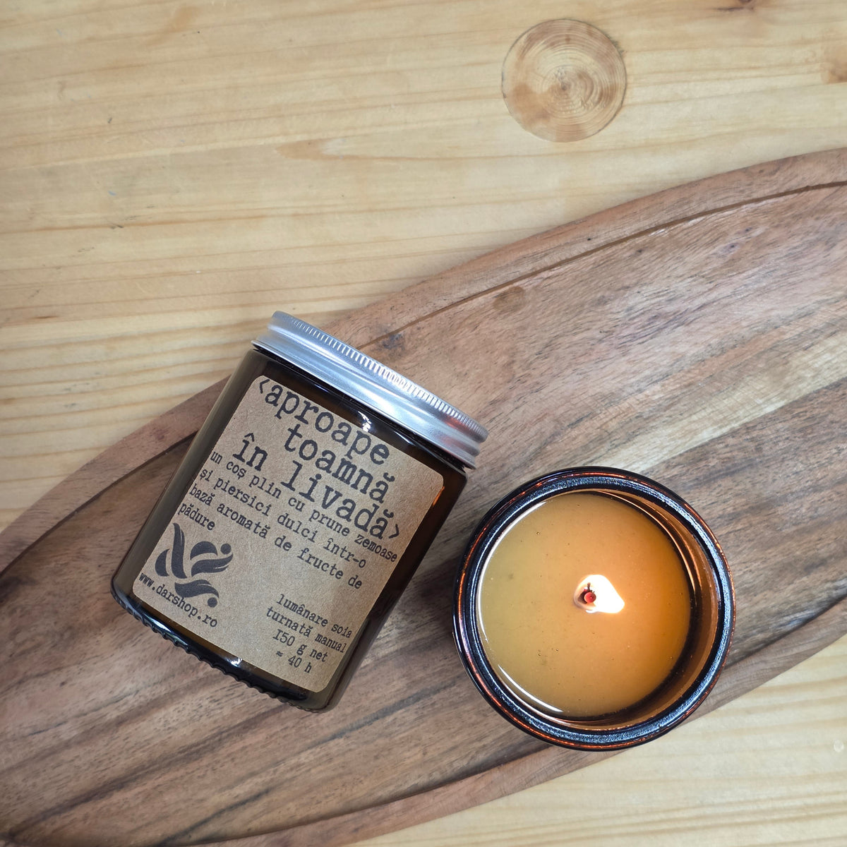 Lumânare parfumată soia cu parfum de prune zemoase și piersici dulci într-o bază aromată de fructe de pădure
