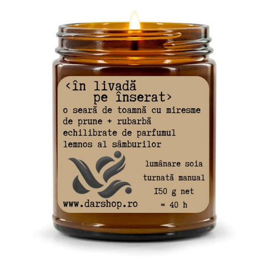 Lumânare parfumată În Livadă pe Înserat din ceară naturală de soia, cu note de prune coapte, rubarbă și accente lemnoase de sâmburi, turnată manual.