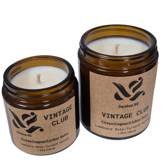 Lumânare parfumată “Vintage Club” – arome de cireșe, cognac vechi și tutun fin, inspirată de eleganța cluburilor de lux.