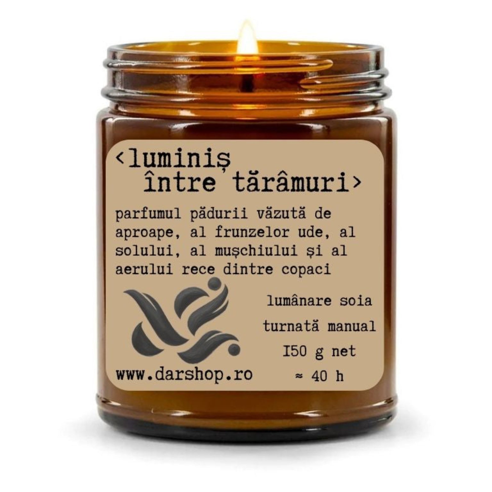Lumânare parfumată Luminiș între Tărâmuri din ceară de soia, cu note de mesteacăn, mușchi, vetiver și lemn de santal.