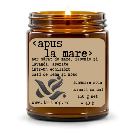 lumanare cu parfum de aer sărat de mare, iasomie și lavandă, așezate într-un echilibru cald de lemn și mosc.